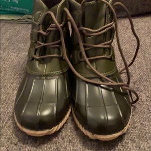 🥾NWT Duck Boots from Boscov’s in olive | 9.5